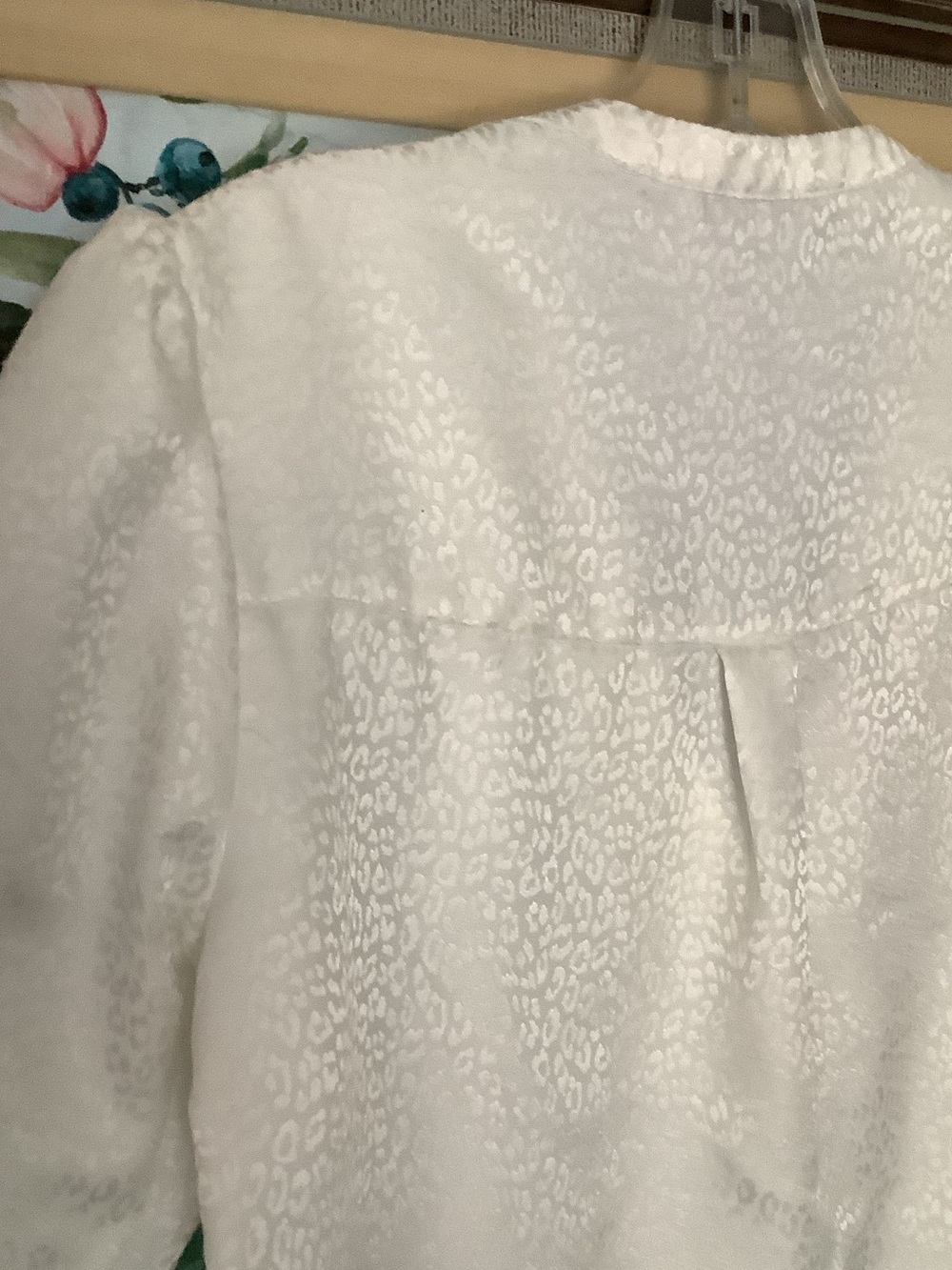 Express White Textured Button-Front V-Neck Blouse - Picture 5 of 8